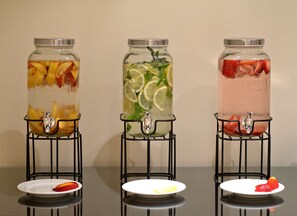 Desayuno completo diario (USD 15 por persona)