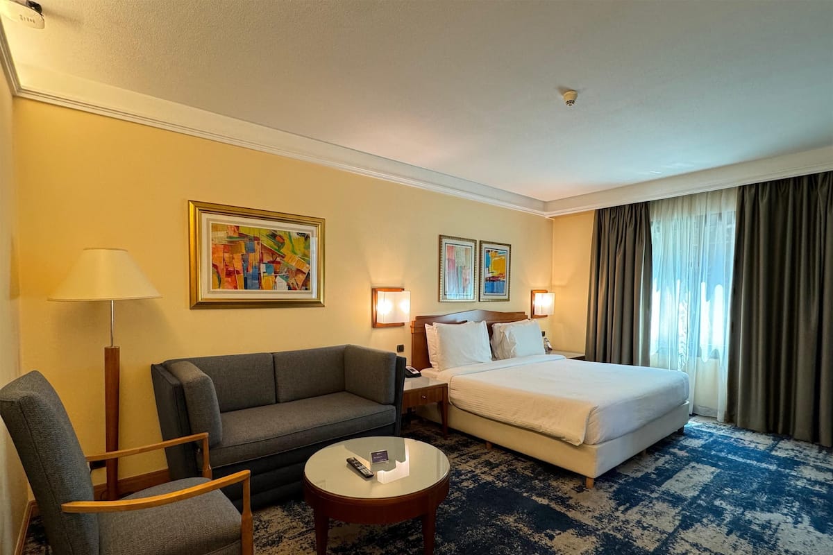 Junior-Suite, Eckzimmer (Lounge Acc) | Minibar, Zimmersafe, Schreibtisch, laptopgeeigneter Arbeitsplatz