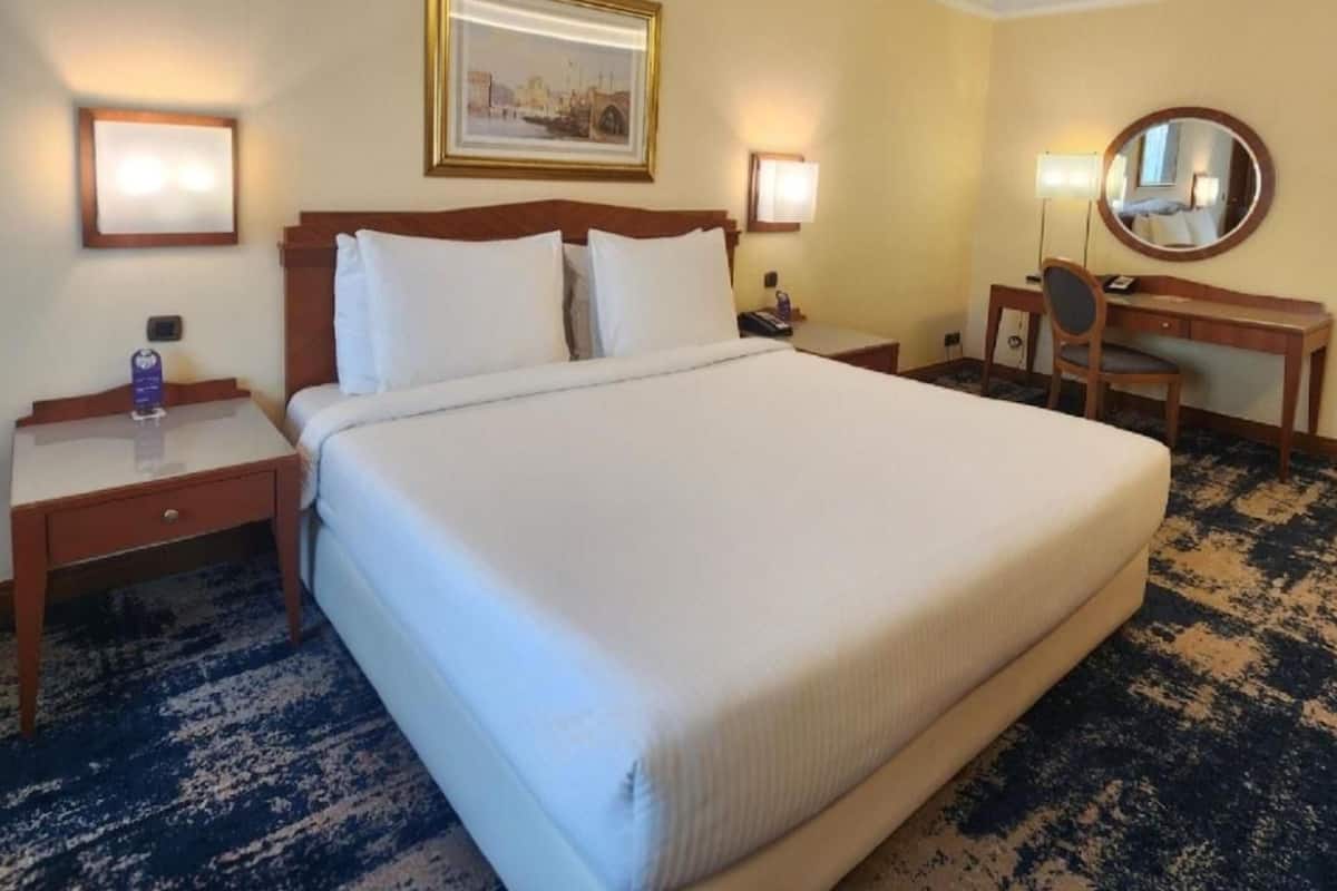 Standard Room | Minibar, in-room safe, desk, laptop workspace