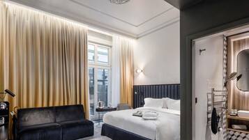 Quarto executivo, 1 cama King e sofá-cama | Roupas de cama premium, edredons de pluma, frigobar, cofres nos quartos