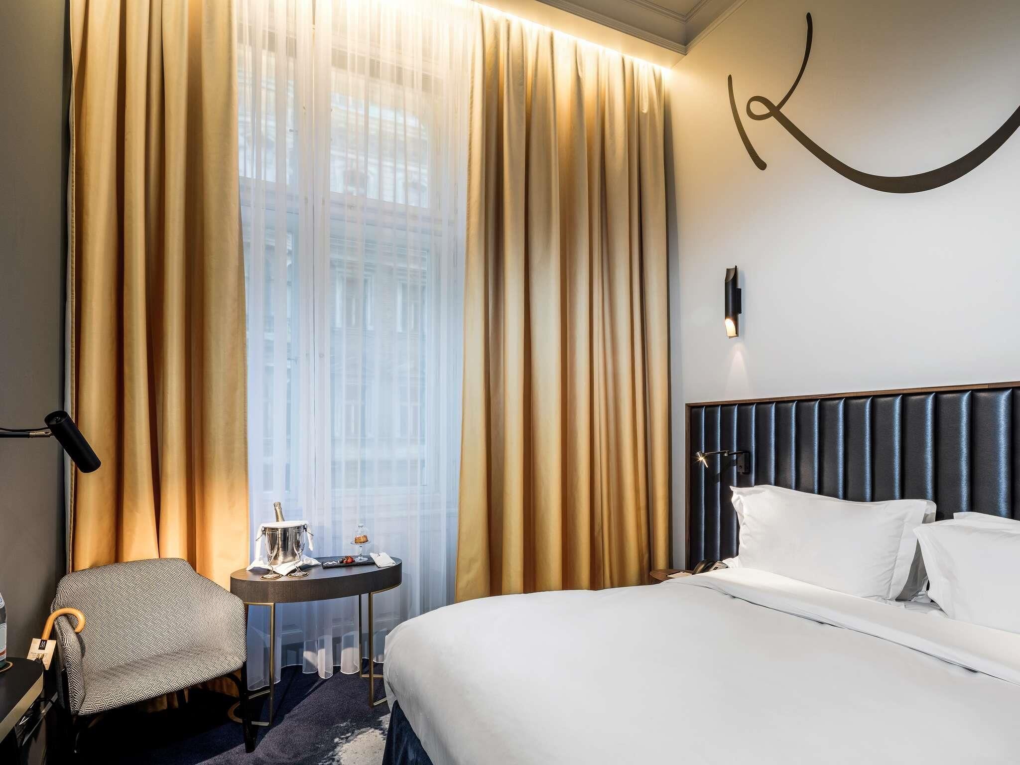 Habitación clásica, 1 cama de matrimonio | Ropa de cama de alta calidad, edredones de plumas, minibar y caja fuerte