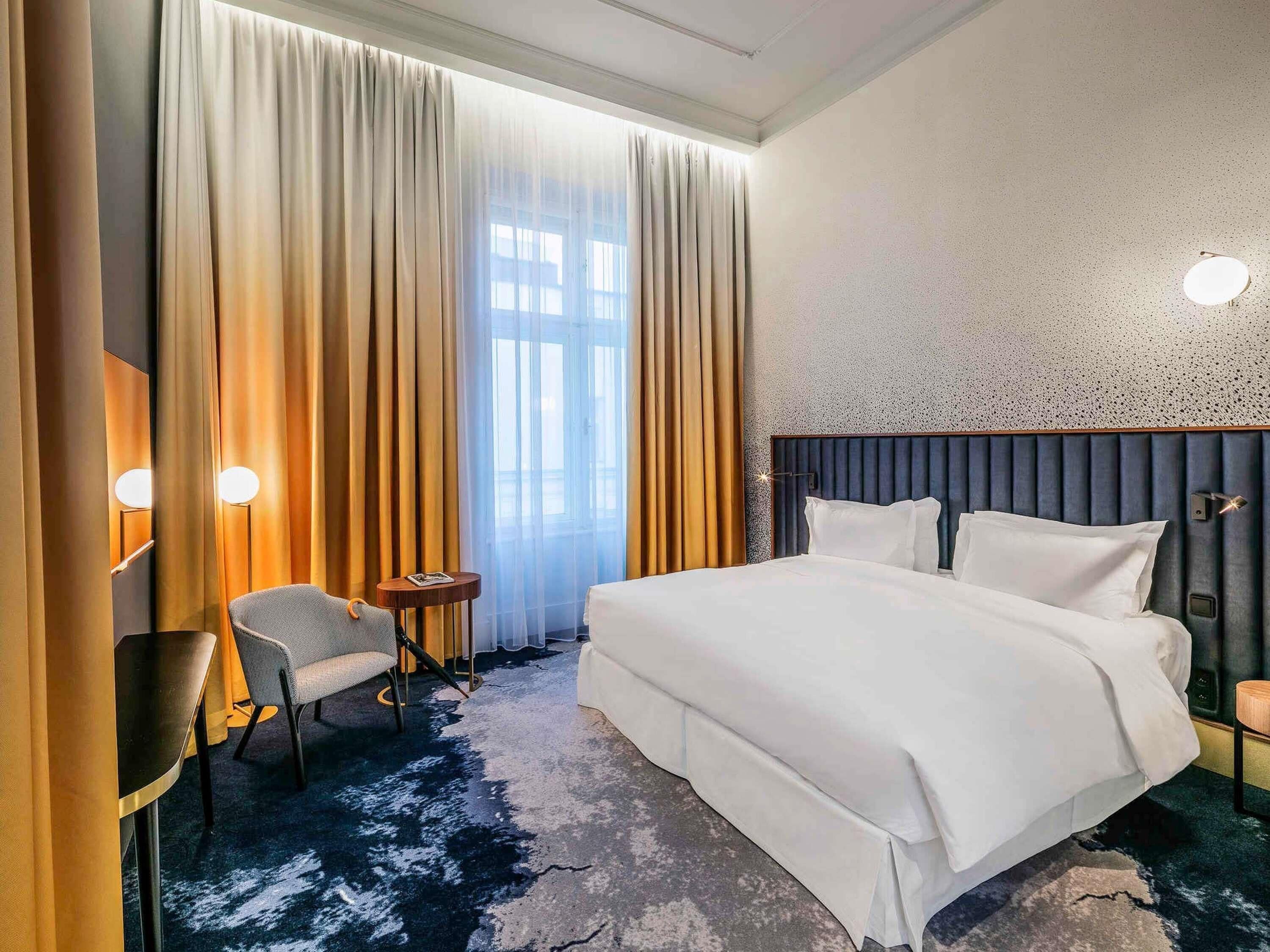 Habitación ejecutiva, 1 cama King size y sofá cama | Ropa de cama de alta calidad, edredón y minibar 