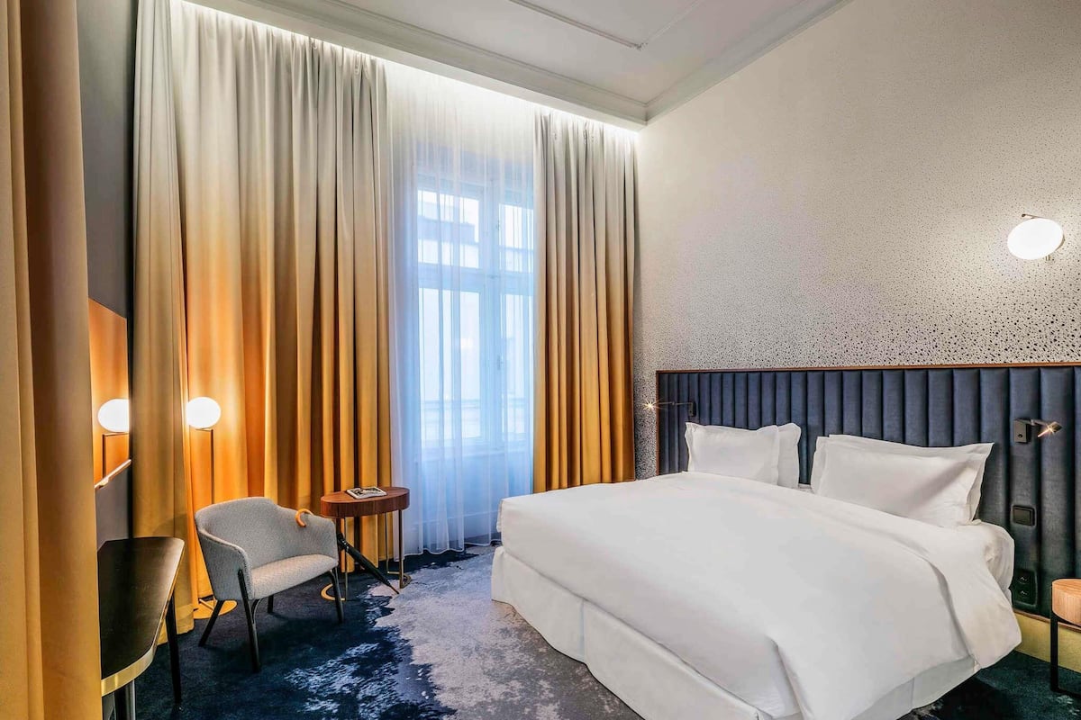 Habitación ejecutiva, 1 cama King size y sofá cama | Ropa de cama de alta calidad, edredón y minibar