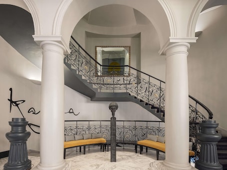 Executive Oda, 1 En Büyük (King) Boy Yatak ve Çekyat | Kaliteli yatak takımı, kuştüyü yorgan, minibar, odada kasa