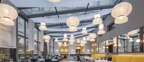 Breakfast, lunch and dinner served