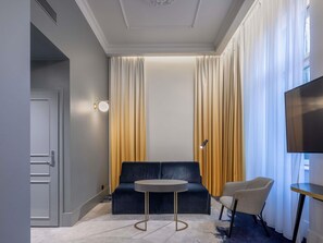 Suite – deluxe, 1 kingsize-seng | Sengetøy av topp kvalitet, dundyner, minibar og safe på rommet