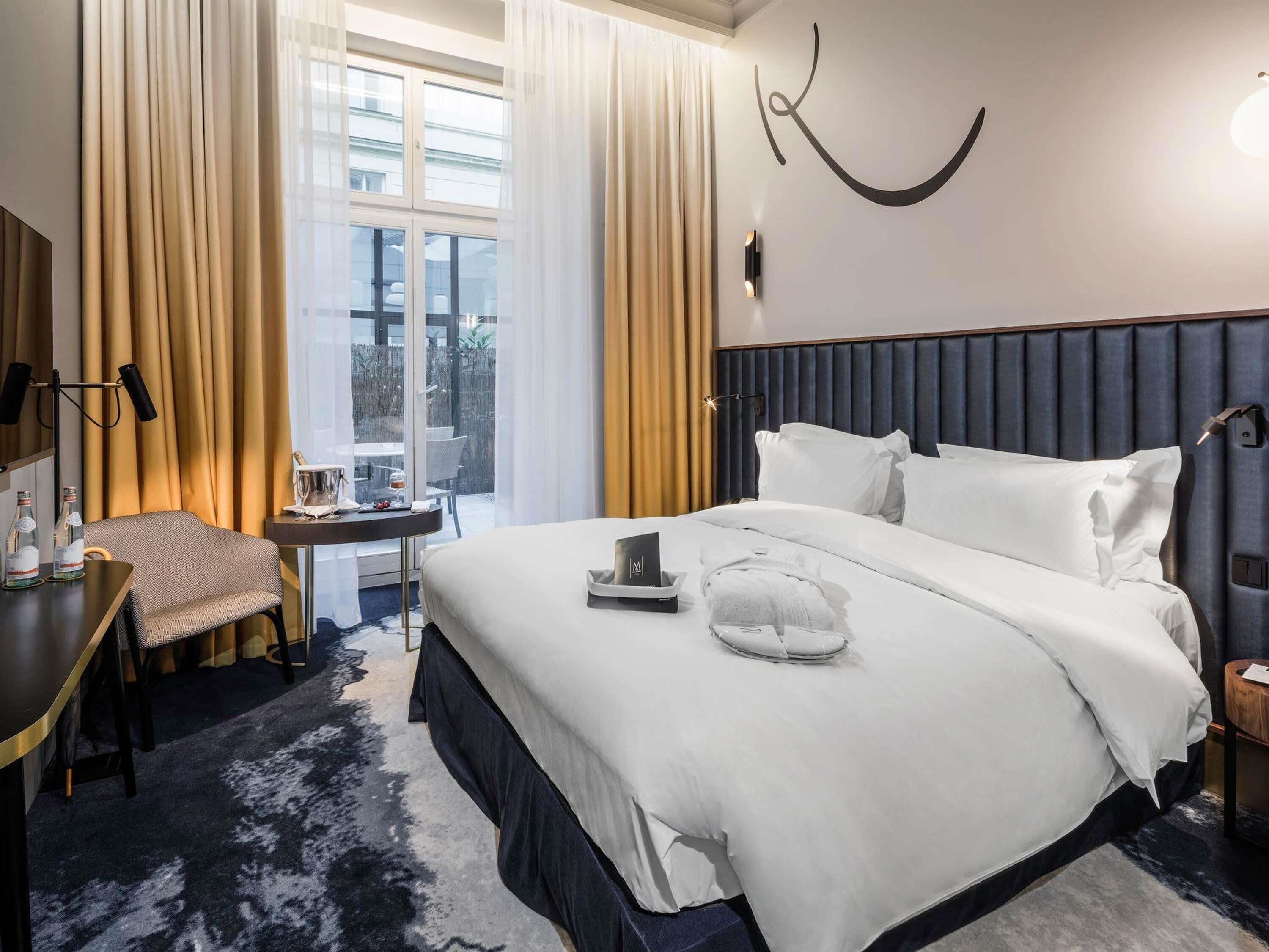 Habitación superior, 1 cama King size | Ropa de cama de alta calidad, edredón y minibar 