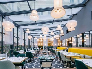 Serveert ontbijt, lunch en diner