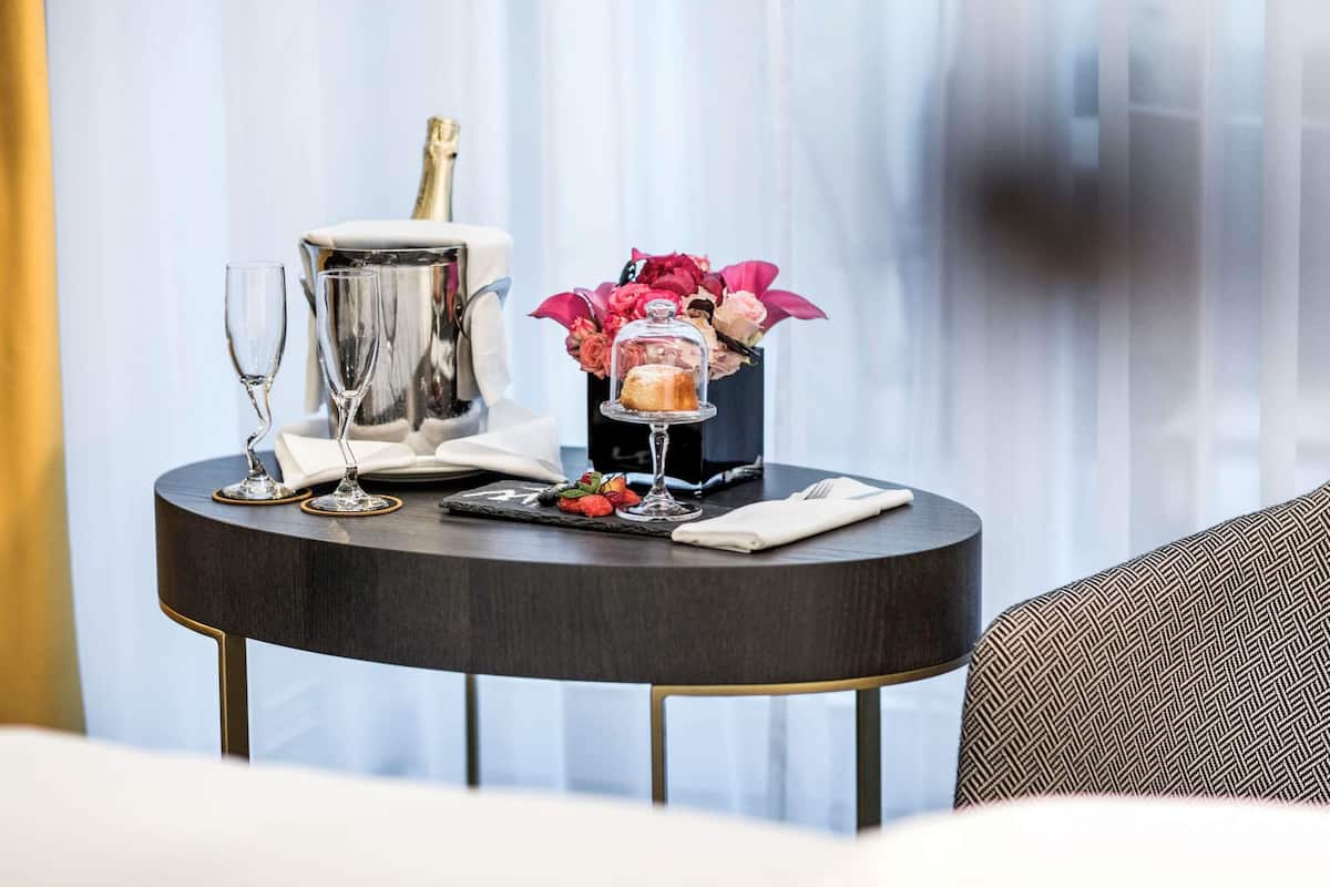 Hochwertige Bettwaren, Daunenbettdecken, Minibar, Zimmersafe