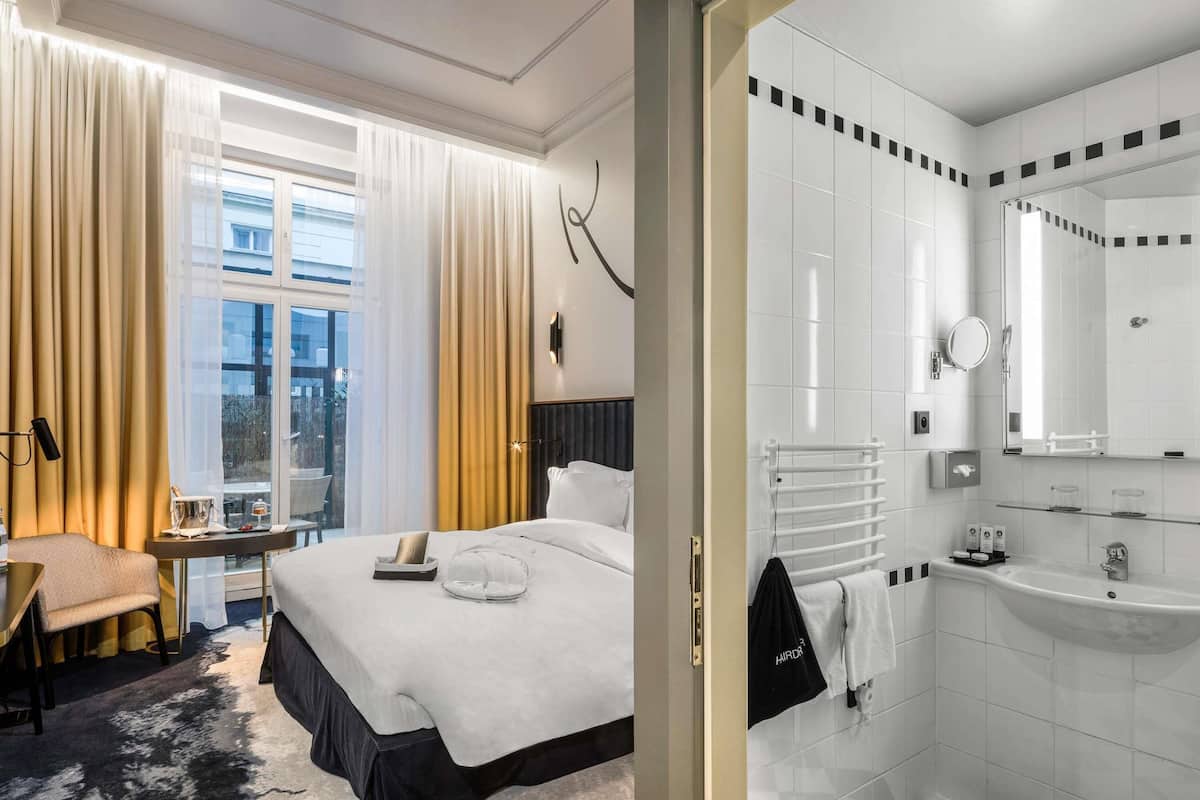 Habitación clásica, 1 cama Queen size | Ropa de cama de alta calidad, edredón y minibar