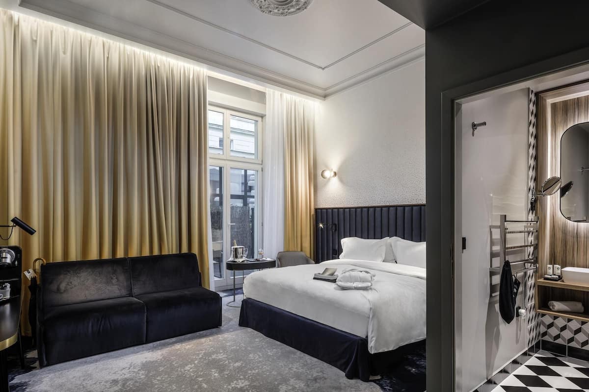 行政客房, 1 張特大雙人床及 1 張梳化床 | 高級寢具、羽絨被、迷你吧、房內夾萬