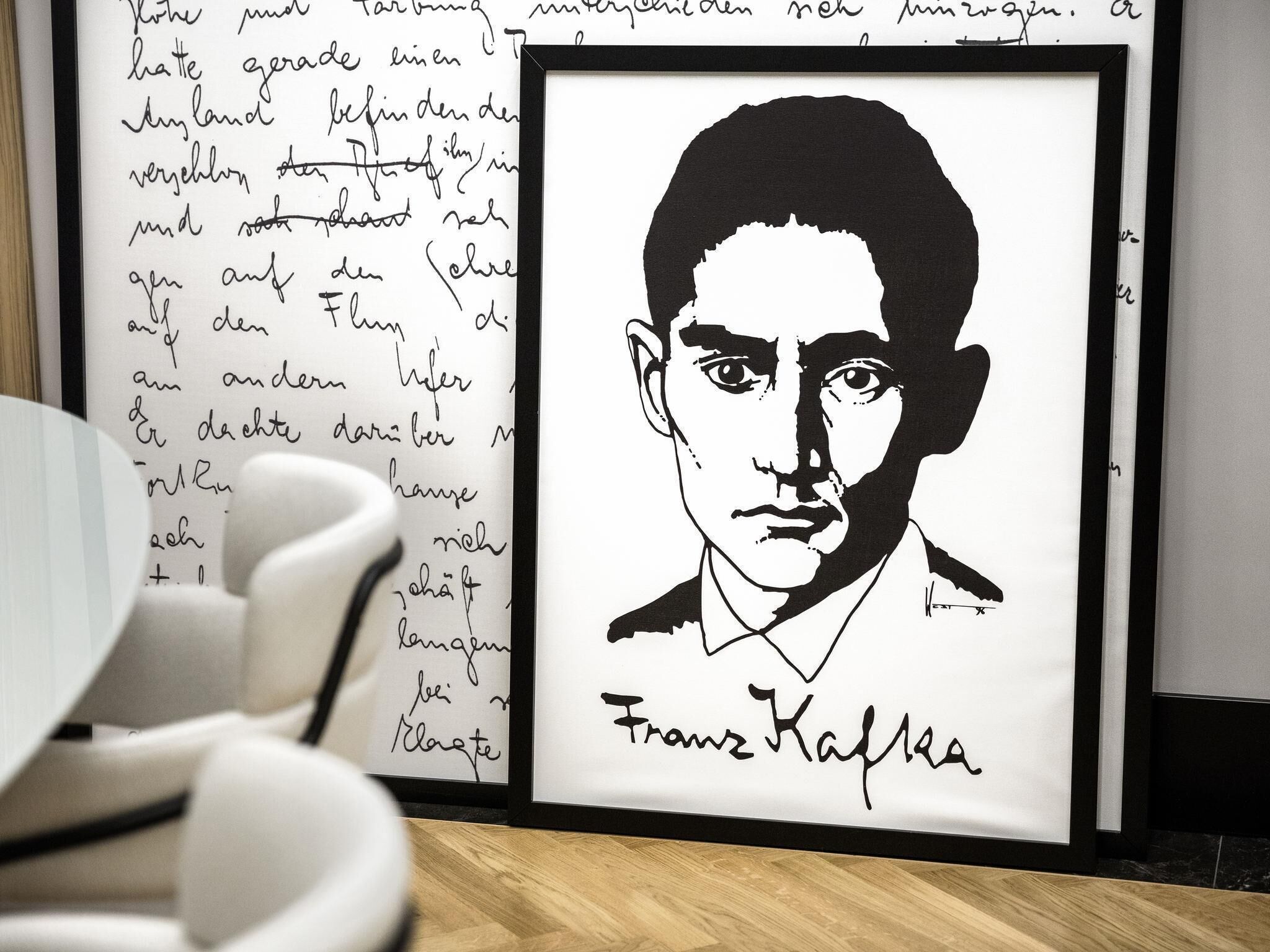 Ein gerahmtes Porträt von Franz Halde mit einer handschriftlichen Notiz daneben.
