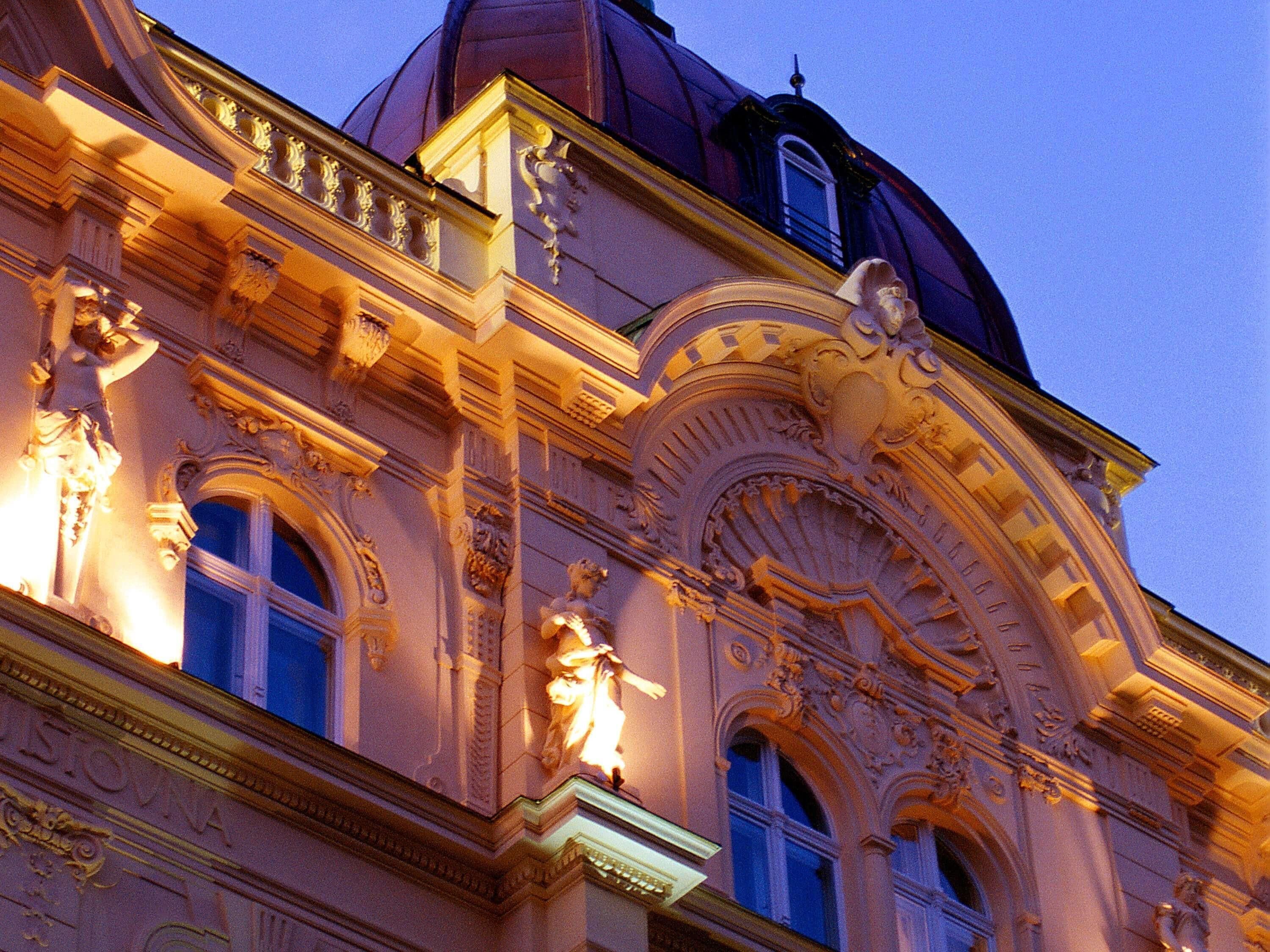 Premium bedding, down comforters, minibar, in-room safe