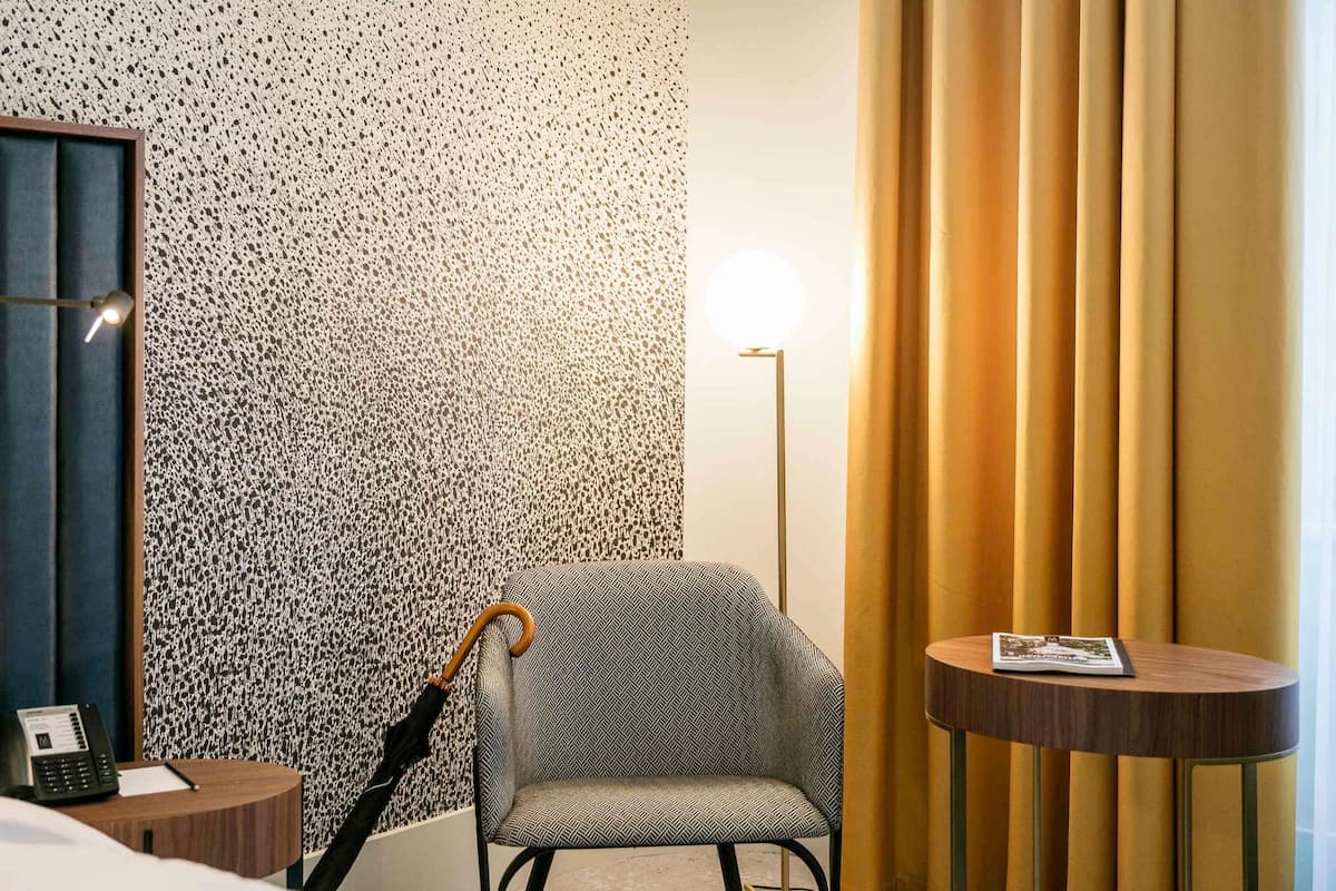 Ropa de cama de alta calidad, cubrecamas y minibar