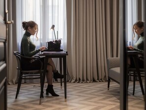 ห้องสวีท, เตียงคิงไซส์ 1 เตียง, วิวเมือง (Kafka) | เครื่องนอนระดับพรีเมียม, ผ้านวมขนเป็ด, มินิบาร์, ตู้นิรภัยในห้องพัก