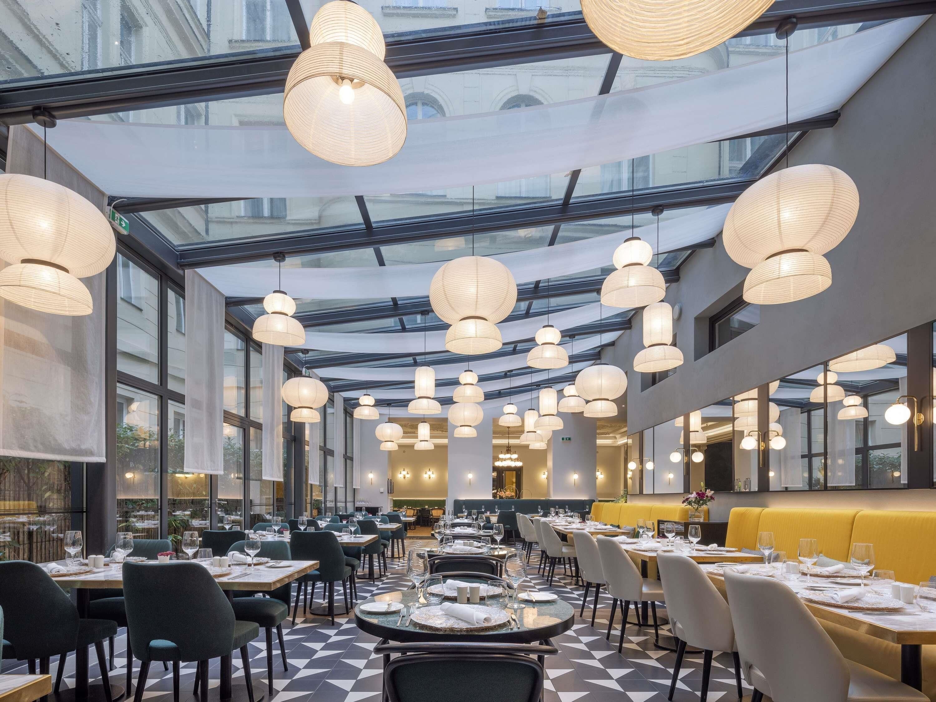 Serveert ontbijt, lunch en diner