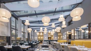 Serveert ontbijt, lunch en diner