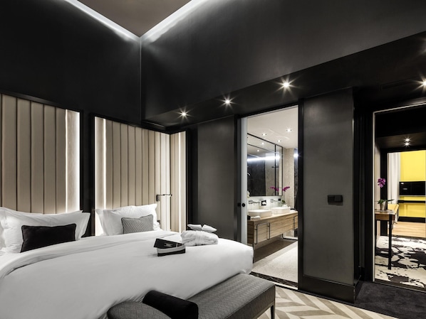 Svit - 1 kingsize-säng - utsikt mot staden (Kafka) | Sängtillbehör av högsta kvalitet, duntäcken och minibar