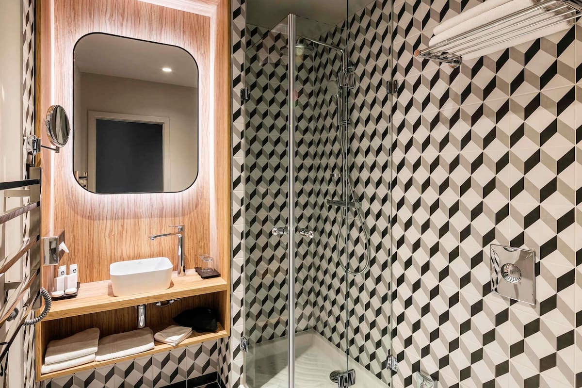 Ropa de cama de alta calidad, cubrecamas y minibar