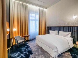 Quarto executivo, 1 cama King e sofá-cama | Roupas de cama premium, edredons de pluma, frigobar, cofres nos quartos