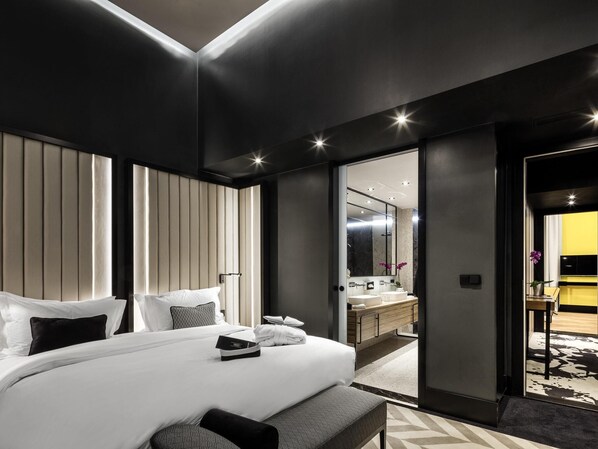 Suite, 1 cama de matrimonio grande, vistas a la ciudad (Kafka) | Ropa de cama de alta calidad, edredones de plumas, minibar y caja fuerte