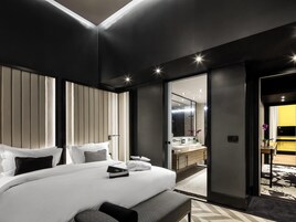 Suíte, 1 cama King, vista para a cidade (Kafka) | Roupas de cama premium, edredons de pluma, frigobar, cofres nos quartos
