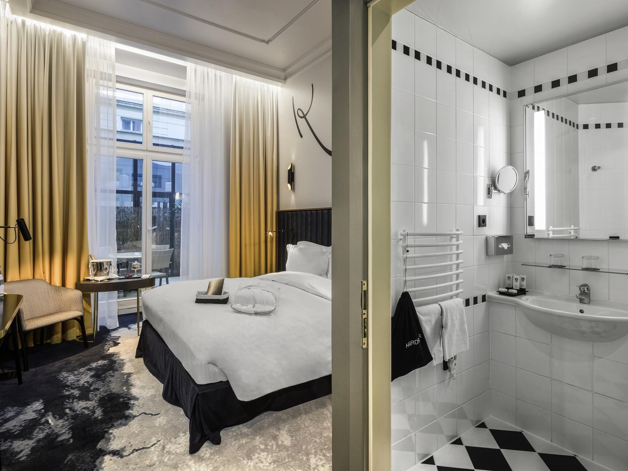 Superior kamer, 1 kingsize bed | Luxe beddengoed, donsdekens, een minibar, een kluis op de kamer