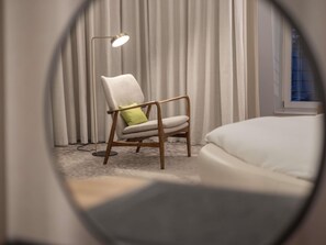 ห้องแกรนด์สวีท, เตียงคิงไซส์ 1 เตียง (Le Dome) | เครื่องนอนระดับพรีเมียม, ผ้านวมขนเป็ด, มินิบาร์, ตู้นิรภัยในห้องพัก
