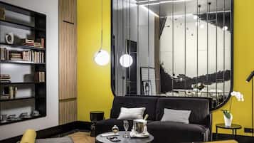 Suite, 1 cama King size, vista a la ciudad (Kafka) | Ropa de cama de alta calidad, edredón y minibar