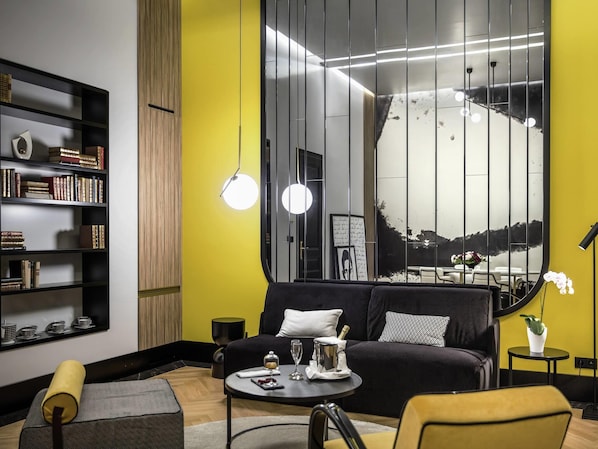 Suite, 1 kingsize bed, uitzicht op de stad (Kafka) | Luxe beddengoed, donsdekens, een minibar, een kluis op de kamer