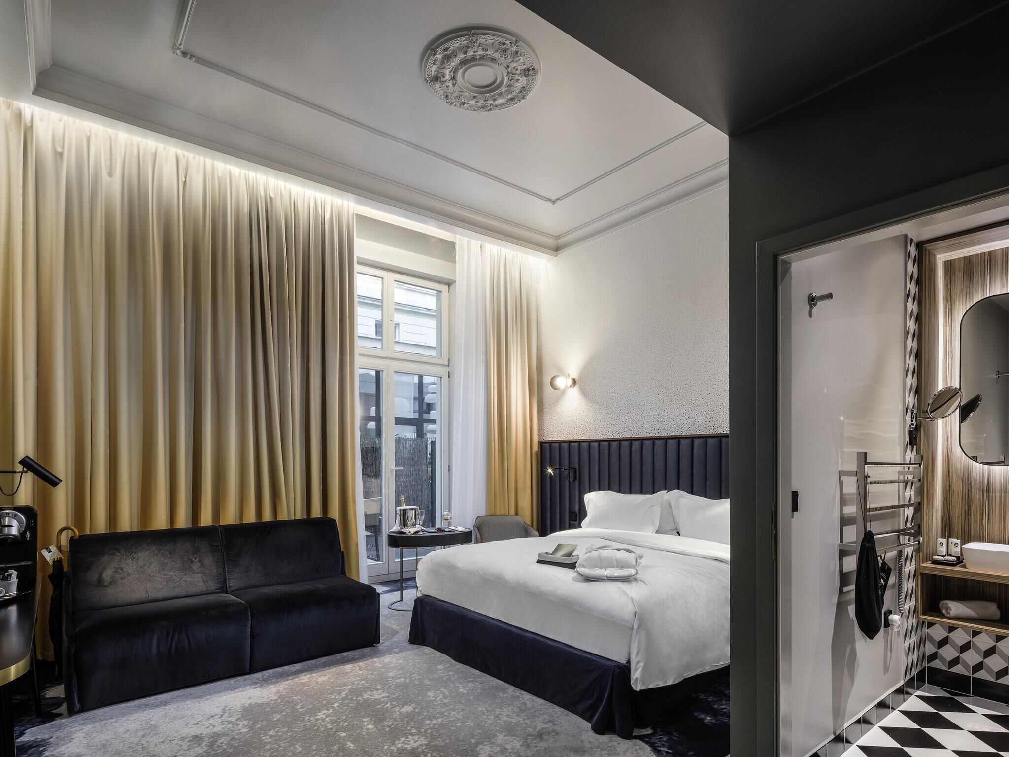 Habitación ejecutiva, 1 cama King size y sofá cama | Ropa de cama de alta calidad, edredón y minibar 