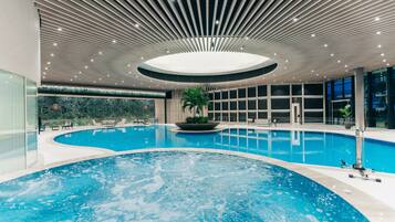 2 piscinas techadas, 3 piscinas al aire libre, camas de piscina gratis