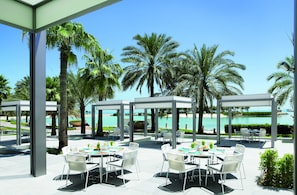 Abendessen, französische Küche, Blick auf den Pool