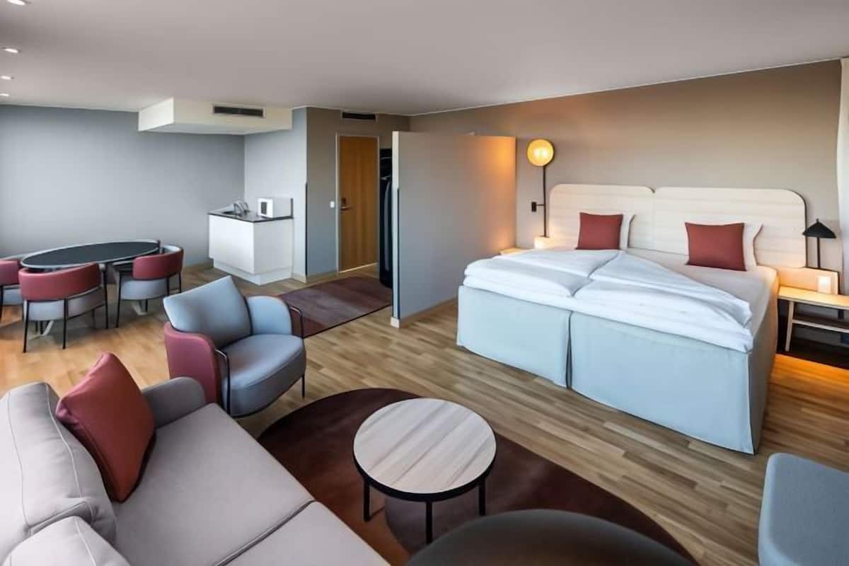 Hypo-allergenic bedding, in-room safe, desk, laptop workspace