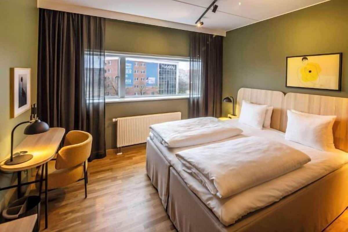 Hypo-allergenic bedding, in-room safe, desk, laptop workspace