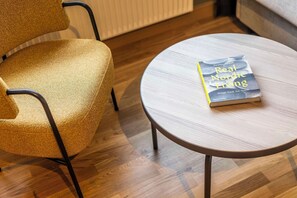 Family Room | Hypo-allergenic bedding, in-room safe, desk, laptop workspace