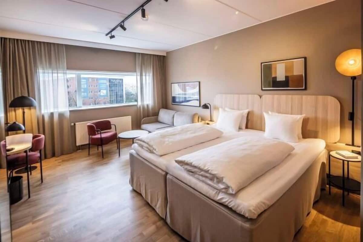 Hypo-allergenic bedding, in-room safe, desk, laptop workspace