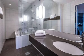Master Suite | Bilik Mandi | Pengering rambut, tuala disediakan, sabun, syampu 
