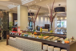 Breakfast, lunch, dinner served; al fresco dining