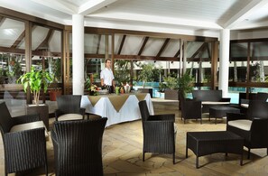 Breakfast, lunch, dinner served; alfresco dining