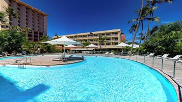 Piscine extérieure, parasols de plage, chaises longues