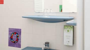 Quarto casal | Banheiro | Chuveiro, secador de cabelo, toalhas de banho, sabonete