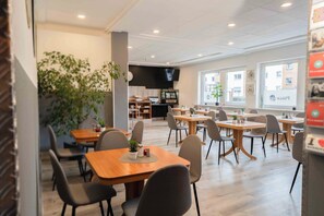Daily continental breakfast for a fee - Plaza Inn Hannover City Nord (Hannover)