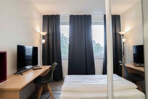 Comfort Room | Hypo-allergenic bedding, soundproofing, travel cot, free WiFi - Plaza Inn Hannover City Nord (Hannover)