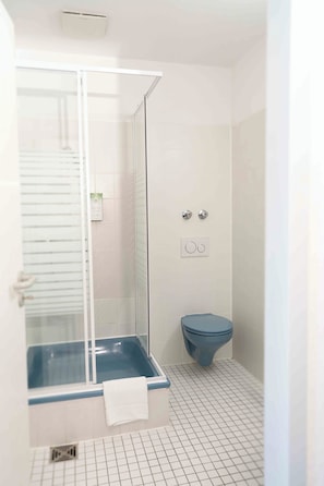 Habitación doble | Baño | Ducha, secador de pelo, toallas y jabón