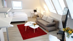 Suite studio Junior, balcon | Aire de séjour | Téléviseur à écran plat de 32 po avec télévision par câble, téléviseur