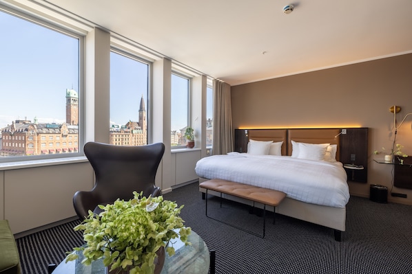 Junior Suite with lounge access | Hypo-allergenic bedding, in-room safe, laptop workspace, blackout drapes