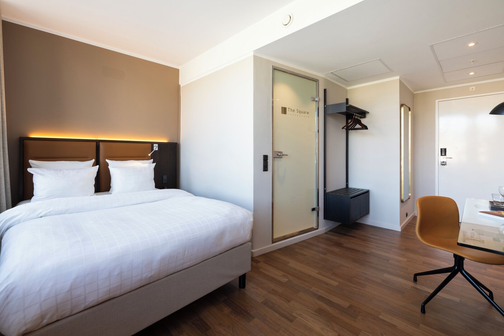 ห้องดับเบิล (Small) | เครื่องนอนป้องกันสารก่อภูมิแพ้, มินิบาร์, ตู้นิรภัยในห้องพัก, โต๊ะทำงาน