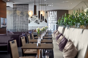 Bar ở tầng thượng, dùng bữa ngoài trời, mở cửa hàng ngày