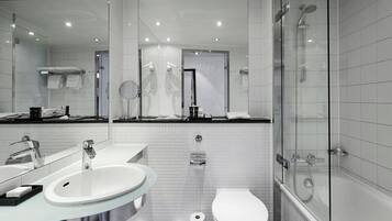 Tina con regadera, amenidades de baño de diseñador, secadora de cabello